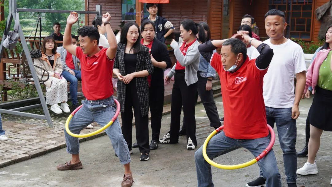 万美装(zhuāng)饰 “ 华仔休闲山(shān)庄 ” 户外团建活动