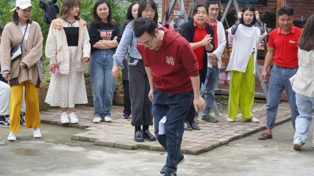 万美装(zhuāng)饰 “ 华仔休闲山(shān)庄 ” 户外团建活动